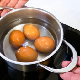 Ako uvariť vajcia bez prasknutia: jednoduché triky, ktoré fungujú