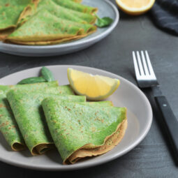 Jemné špenátové palacinky s krémovou tvarohovou náplňou