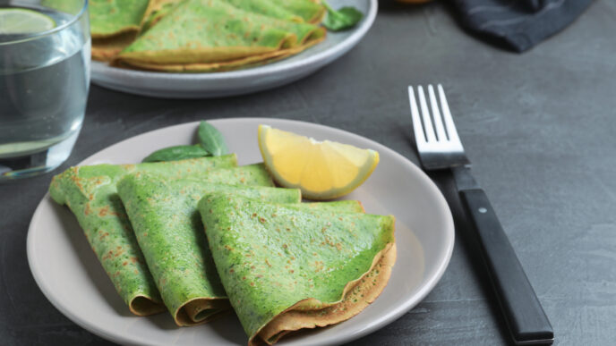 Jemné špenátové palacinky s krémovou tvarohovou náplňou