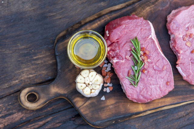 Špikovanie mäsa trochu inak: nielen slanina, ale aj zelenina či bylinky