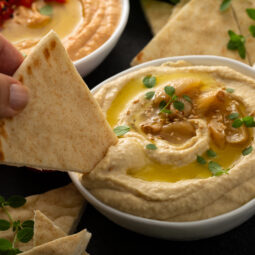 Hummus s domácimi pita plackami