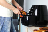 Čo do horkovzdušnej fritézy radšej nevkladať: Prehľad potravín, ktorým sa vyhnúť