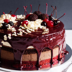Lesklá čokoládová poleva dodá torte dokonalý vzhľad aj chuť