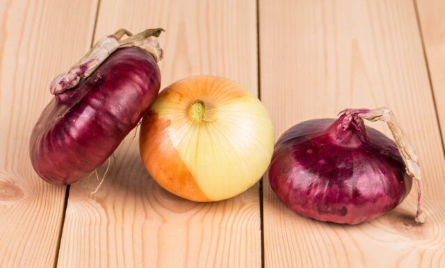 Biela vs. červená cibuľa: rozdiely, ktoré na prvý pohľad nevidno