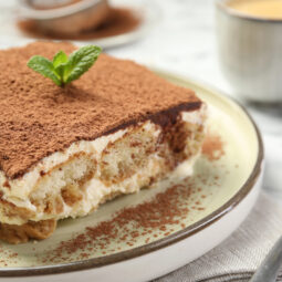 Jemné medové tiramisu s orechmi