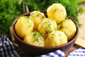 Kôprové zemiaky so slaninou: jednoduchý recept s jemnou smotanovou omáčkou
