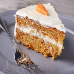 Šťavnatá mrkvová torta s kandizovaným ovocím a mascarpone krémom
