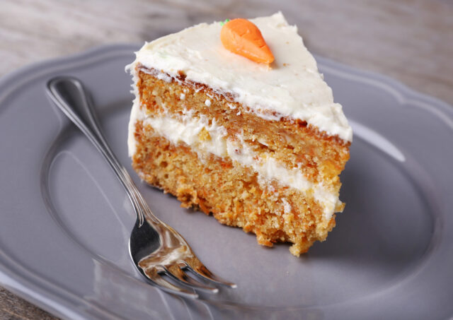 Šťavnatá mrkvová torta s kandizovaným ovocím a mascarpone krémom