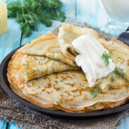 Slané palacinky z kefíru s údeným syrom: jednoduchý nápad na rýchly obed či večeru