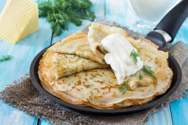 Slané palacinky z kefíru s údeným syrom: jednoduchý nápad na rýchly obed či večeru