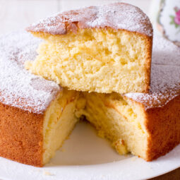 Jemná piškótová torta ako obláčik