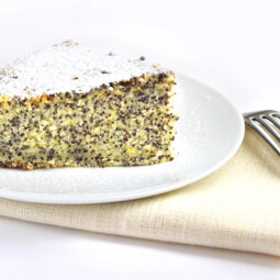 Šťavnatý makovník, ktorý sa vždy podarí: jednoduchý recept z hrnčeka