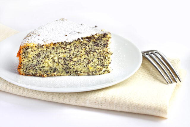 Šťavnatý makovník, ktorý sa vždy podarí: jednoduchý recept z hrnčeka