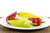 Zapekané papriky s nivou: nenáročný recept, ktorý premení pár surovín na výrazné jedlo