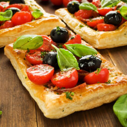 Rýchle slané jednohubky z lístkového cesta: jednoduchý recept