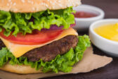 Ako pripraviť burger, aby bol šťavnatý a správne prepečený