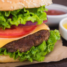 Ako pripraviť burger, aby bol šťavnatý a správne prepečený