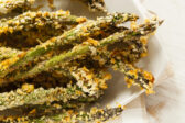 Chrumkavé špargľové „hranolky“ s parmezánom trochu inak