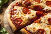 Domáca pizza s pikantným salámom a mozzarellou