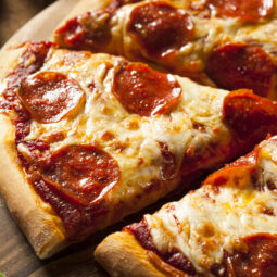 Domáca pizza s pikantným salámom a mozzarellou