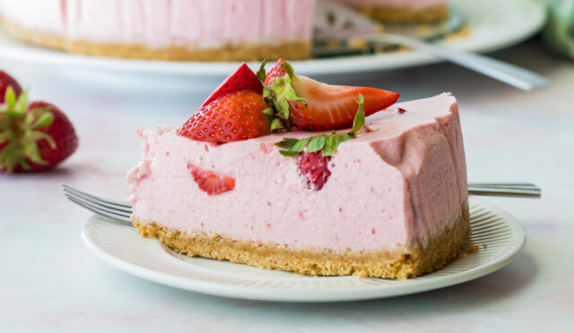 Jahodový nepečený cheesecake bez múky: ľahká sladká pochúťka bez výčitiek