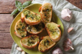 Zapekaná cesnaková bageta: jednoduchý recept, ktorý sa hodí ku grilovaniu aj ako predjedlo