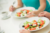 Chcete sa pred letom cítiť ľahšie? Tieto potraviny môžu pomôcť s nafúknutým bruchom aj sviežejším vzhľadom