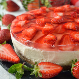 Nepečená jahodová torta, ktorá osvieži každé leto