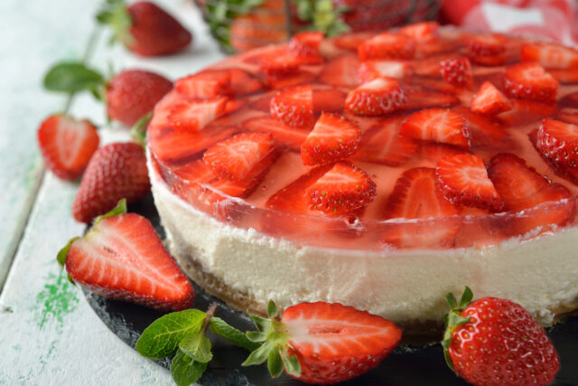 Nepečená jahodová torta, ktorá osvieži každé leto