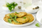 Zlatisté cícerové placky s tahini dressingom: jednoduché jedlo plné chuti