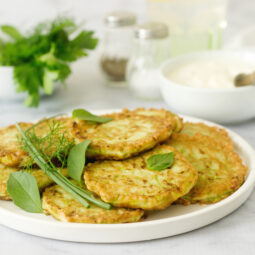 Zlatisté cícerové placky s tahini dressingom: jednoduché jedlo plné chuti