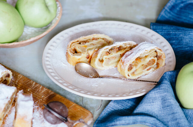 Ľahká jablková roláda s mozzarellou