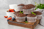 Banánovo-čokoládové muffiny s jahodami