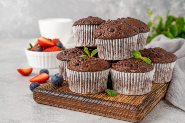 Banánovo-čokoládové muffiny s jahodami