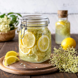Domáca bazová šťava bez varenia: Jednoduchý recept na voňavý sirup za pár eur