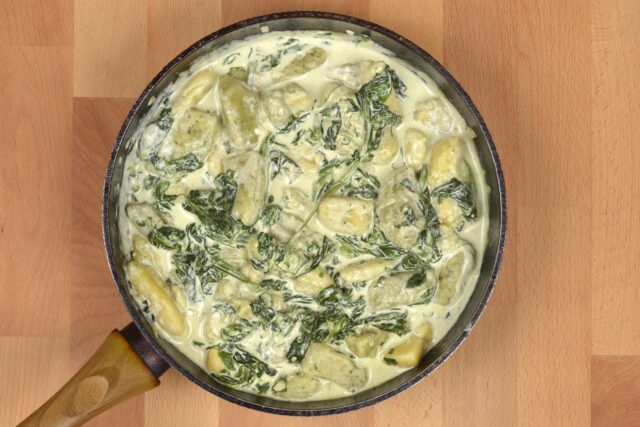 Krémové gnocchi z rúry so špenátom a syrovou kombináciou, ktorá nesklame