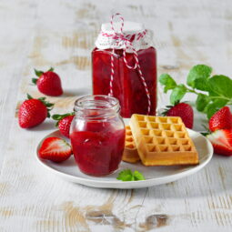 Cz_sk_recipe_jahodova_marmelada_ se_zelenym_matovym_cajem_foto.jpg