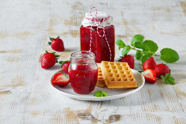 Cz_sk_recipe_jahodova_marmelada_ se_zelenym_matovym_cajem_foto.jpg