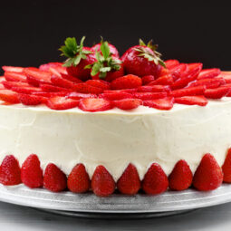 Nadýchaná jahodová torta, ktorá očarí vzhľadom aj chuťou