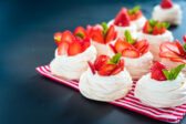 Mini Pavlova s jahodami: elegantný letný dezert, ktorý si zamilujete