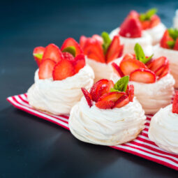 Mini Pavlova s jahodami: elegantný letný dezert, ktorý si zamilujete