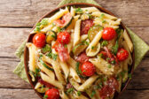 Penne so zeleninou, bazalkou a olivami plnenými ančovičkami