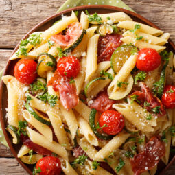 Penne so zeleninou, bazalkou a olivami plnenými ančovičkami