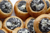 # Nekysnuté koláčiky, ktoré chutia ako od babičky: Rýchly recept na tradičnú sladkosť Domáce koláče s tvarohovou plnkou, ovocným lekvárom a maslovou posýpkou patria medzi obľúbené sladké pečivo, ktoré si mnohí spájajú s detstvom. Hoci sa tradične pripravujú z kysnutého cesta, existuje spôsob, ako si dopriať podobnú chuť bez toho, aby ste museli čakať na dlhé kysnutie. Tento recept ponúka jednoduchšiu a časovo úspornejšiu alternatívu, pričom výsledok poteší svojou jemnosťou aj chuťou. Vďaka kombinácii mäkkého cesta, krémového tvarohu a sladkého lekváru vznikne dezert vhodný na rodinné oslavy, víkendové posedenia alebo ako sladké pohostenie ku káve. Napriek jednoduchšej príprave si koláčiky zachovávajú charakter tradičného domáceho pečiva. ## Suroviny na prípravu Z jednej dávky pripravíte približne 24 až 48 kusov podľa toho, aké veľké koláčiky vytvoríte. ### Na cesto * 500 g hladkej múky * 250 ml mierne ohriateho mlieka * 200 ml oleja * 3 žĺtky * 84 g čerstvého droždia * 2 čajové lyžičky práškového cukru * štipka soli * kôra z jedného citróna * 2 polievkové lyžice rumu * štipka muškátového orieška ### Na tvarohovú náplň * 350 g tvarohu * 1 balenie vanilkového cukru alebo vanilková dreň * 2 až 4 polievkové lyžice práškového cukru * 1 až 2 žĺtky * hrozienka namočené v rume podľa chuti * lekvár alebo marmeláda ### Na posýpku * 3/4 hrnčeka polohrubej múky * 1/4 hrnčeka práškového cukru * 100 g masla ## Ako postupovať Prípravu začnite droždím. Z celkového množstva mlieka odoberte dve lyžice, pridajte do nich rozdrobené droždie, cukor a lyžicu múky. Zmes premiešajte a nechajte na teplom mieste aktivovať. Medzitým si pripravte posýpku. Maslo spojte s múkou a cukrom tak, aby vznikla drobivá zmes. Tú odložte bokom na neskoršie použitie. Následne sa pustite do plnky. Tvaroh premiešajte so žĺtkami, vanilkovým cukrom a práškovým cukrom. Ak máte radi výraznejšiu chuť, môžete pridať aj hrozienka namočené v rume. Keď je kvások pripravený, preosejte do misy múku a pridajte všetky ostatné suroviny určené na cesto – mlieko, olej, žĺtky, rum, citrónovú kôru, soľ, muškátový oriešok aj kvások. Vypracujte hladké cesto bez hrudiek. Na spracovanie môžete využiť kuchynský robot, no postačí aj ručné miesenie. Ak vlastníte domácu pekáreň, cesto si môžete pripraviť aj v nej. Suroviny vložte v poradí od tekutých po sypké a spustite program na prípravu cesta. Hotové cesto preneste na pomúčenú pracovnú plochu. Oddeľujte z neho menšie kúsky, ktoré jemne roztlačte. Do stredu vložte tvarohovú náplň, okraje spojte a vytvarujte malé okrúhle bochníčky. Pripravené kúsky ukladajte na plech vystlaný papierom na pečenie. V strede každého vytvorte menšiu priehlbinu, do ktorej pridajte lekvár alebo marmeládu. Nakoniec všetko posypte pripravenou posýpkou. Veľkou výhodou tohto receptu je, že po vytvarovaní nemusíte čakať na ďalšie kysnutie. Koláčiky sa ani nepotierajú vajíčkom, ale putujú rovno do rúry. Pečte ich vopred vo vyhriatej rúre približne 10 minút, respektíve dovtedy, kým nezískajú peknú zlatistú farbu. Presný čas sa môže líšiť podľa typu rúry. Výsledkom je domáce pečivo s jemnou konzistenciou, bohatou náplňou a chrumkavou posýpkou, ktoré svojou chuťou pripomína klasické kysnuté koláče, no jeho príprava je podstatne rýchlejšia a jednoduchšia.