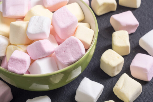 Ovocné marshmallow z domácej kuchyne: farebná pochúťka s prirodzenou chuťou