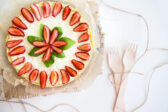 Letný cheesecake s jahodami a krehkým sušienkovým základom