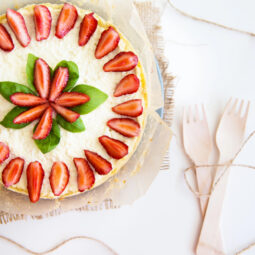 Letný cheesecake s jahodami a krehkým sušienkovým základom