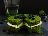 Machová torta so sviežimi čučoriedkami a krémom