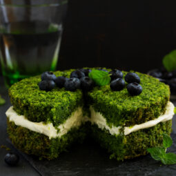 Machová torta so sviežimi čučoriedkami a krémom