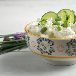 Krémová tvarohová nátierka so zeleninou: jednoduchý recept na rýchle a chutné občerstvenie